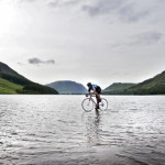 Британский подросток проехал озеро на велосипеде