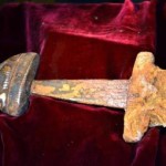 Рыбак вытащил из Днепра меч, который мог принадлежать князю Святославу