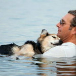 Американец ежедневно носит больного пса к озеру, чтобы тот хоть немного поспал